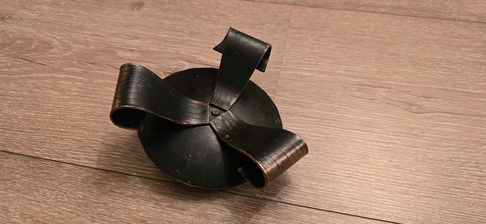 Стар кован свещник.