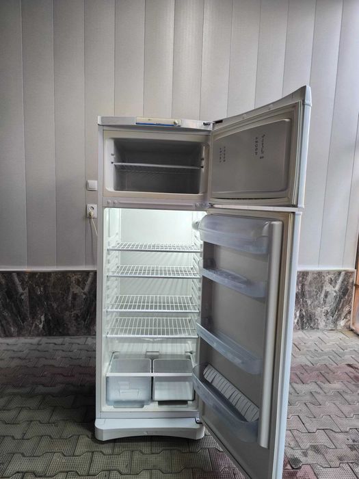 Индизит двухкамерний холодилник