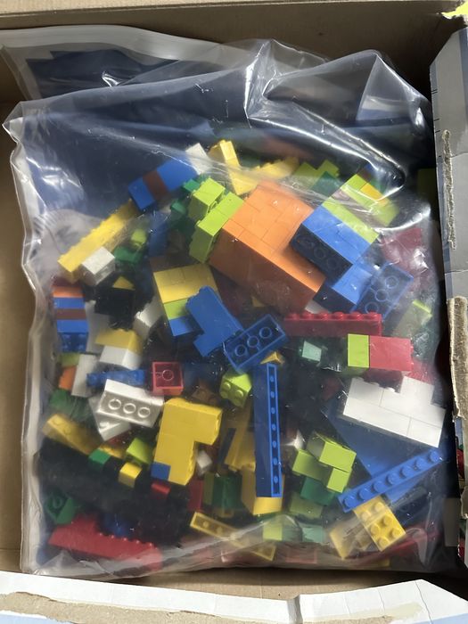 Lego 4 ani in stare buna, cutia avariata, peste 600 piese
