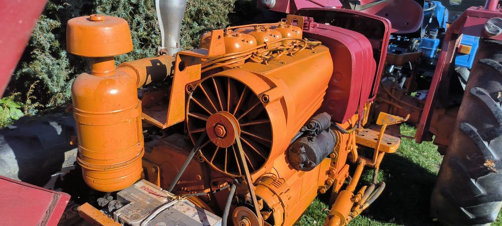 Tractoare și utilaje.