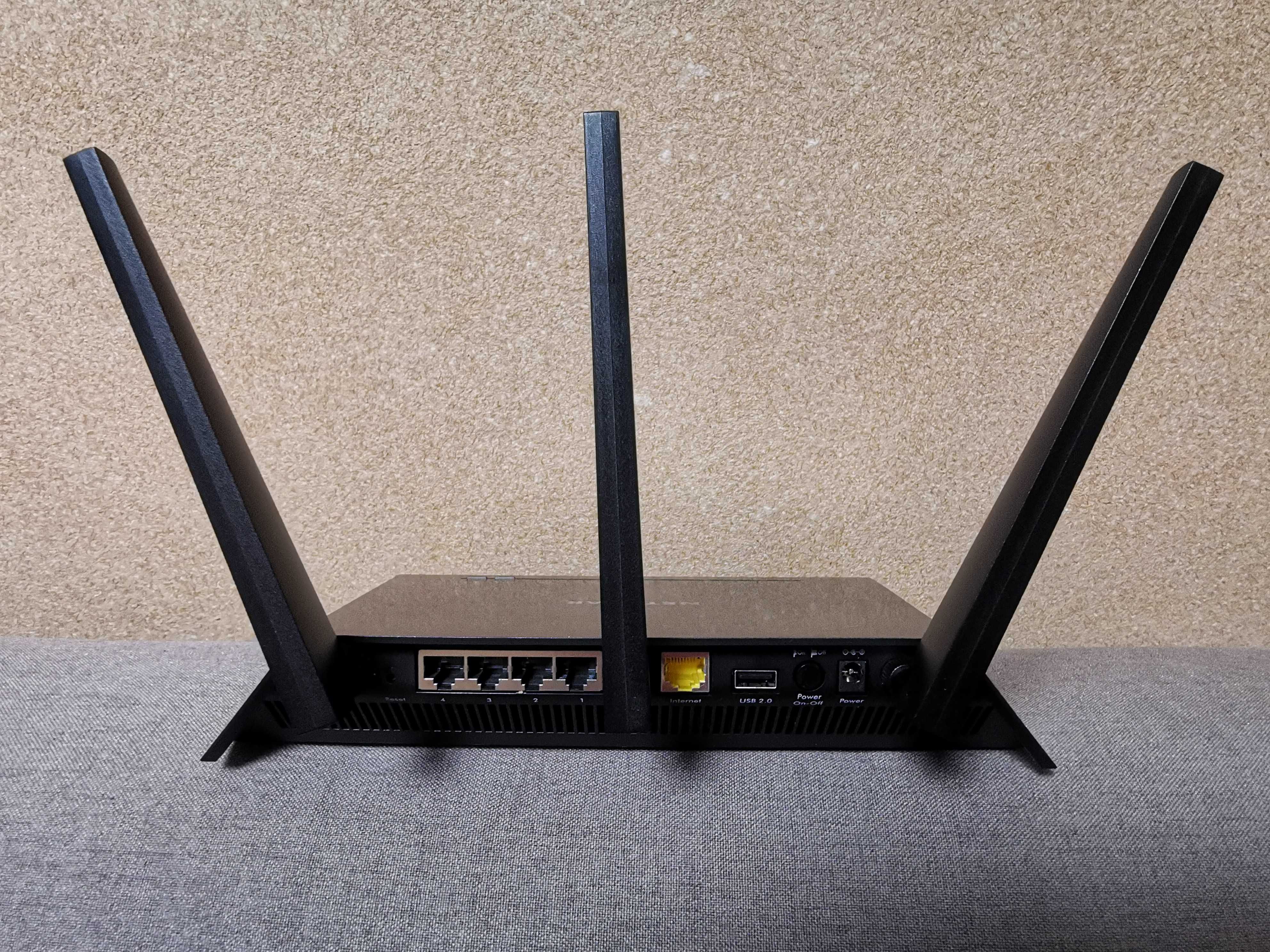безжичен гигабитов рутер NETGEAR Nighthawk Wi-Fi Router R7000