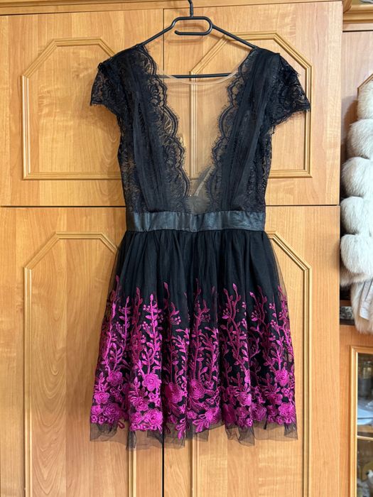 Vând rochiță scurtă din dantelă