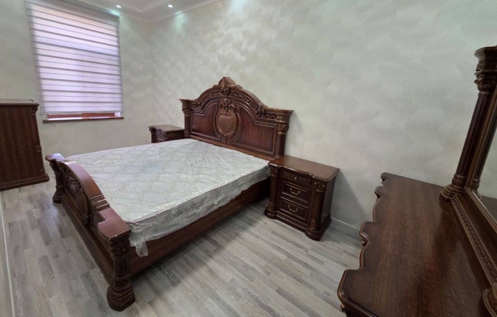 Sebzor G'ofur Gulom metro oldida