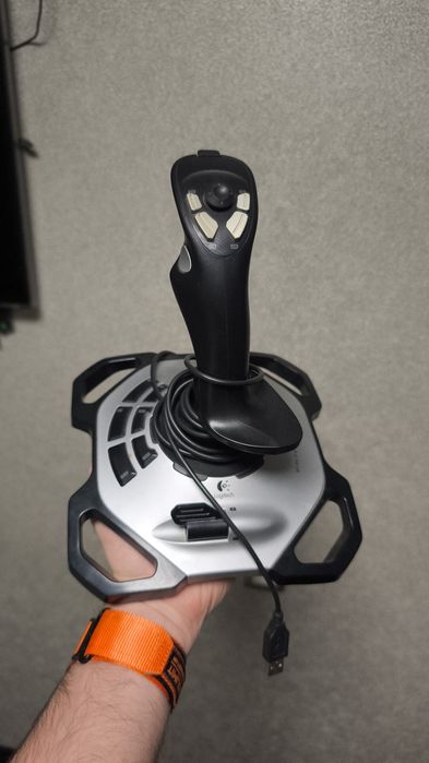 Продам джойстик Logitech