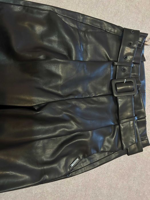 Кожен пантаалон на Юнона