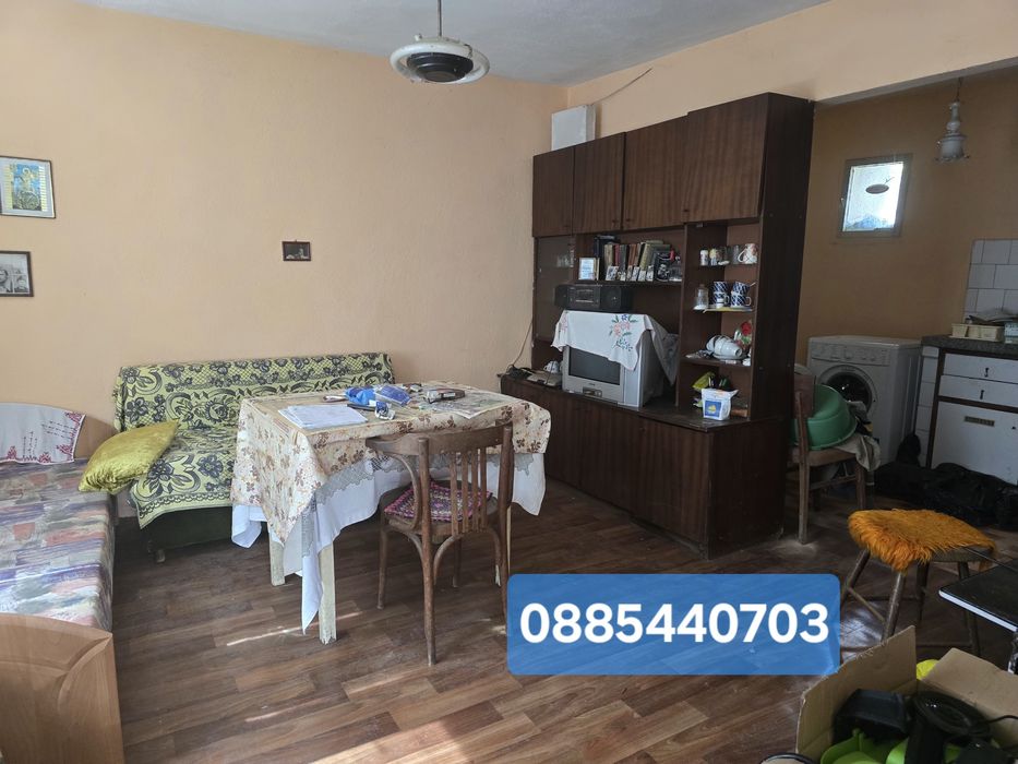 Къща с двор в село Пряпорец