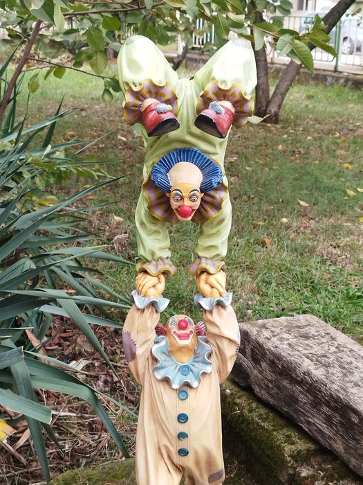 Колекционерска фигура на клоун на филипинския автор Jun Asilo