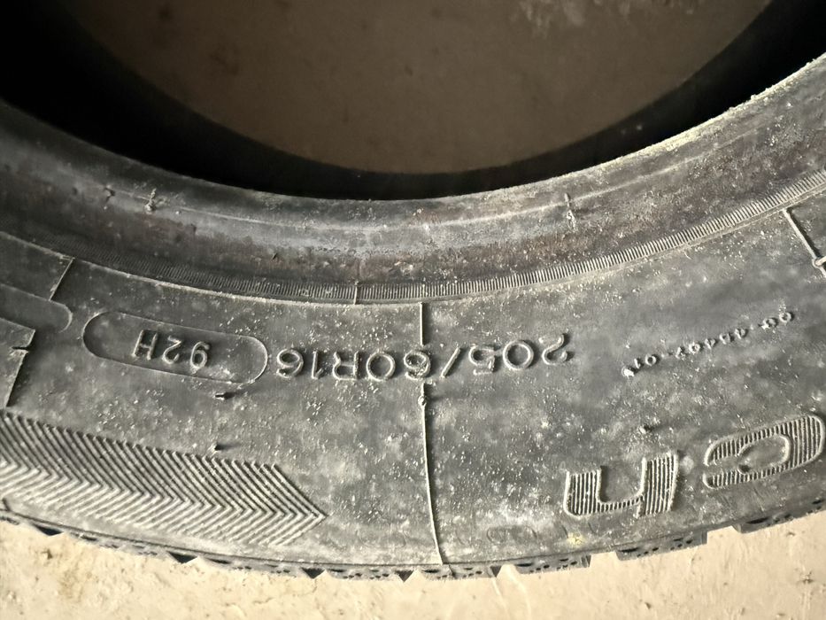 Vand 4 cauciucuri de iarna 205/60/16