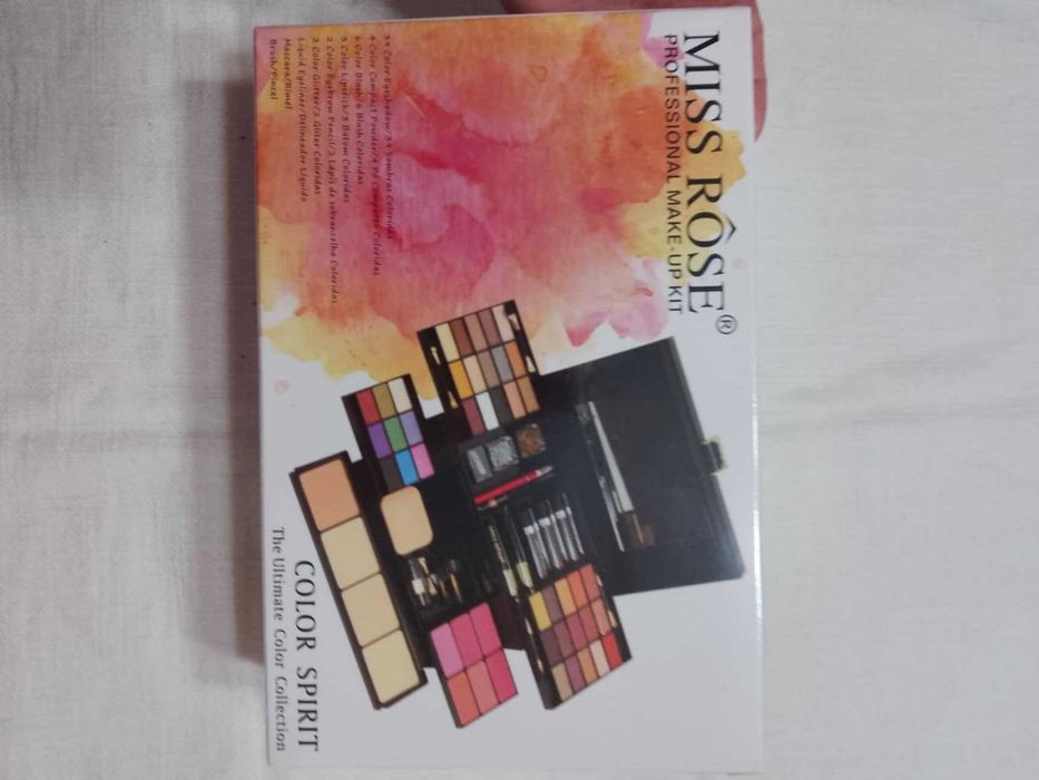 Trusa de machiaj noua