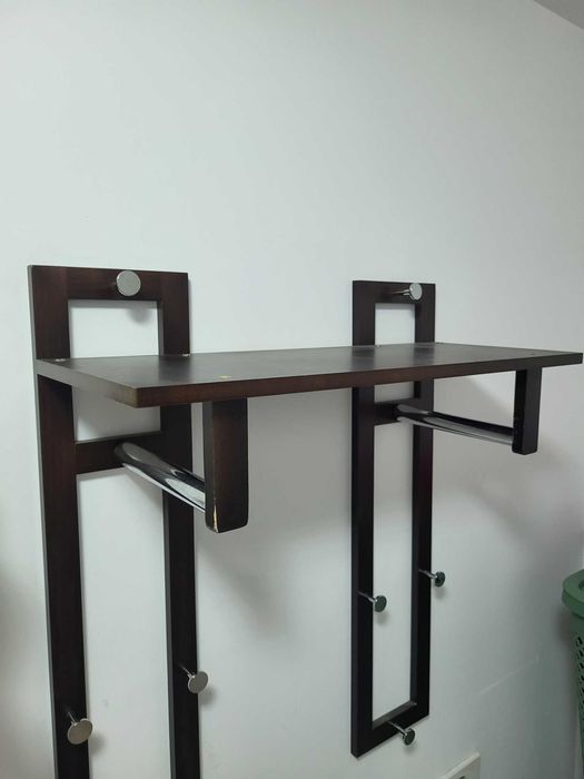 Cuier de perete modern din lemn și metal – design elegant
