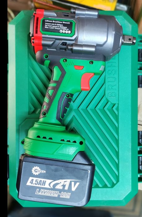 Гайковерт  1100N/m, 1/2. В комплекте 2 мощных аккумулятора.