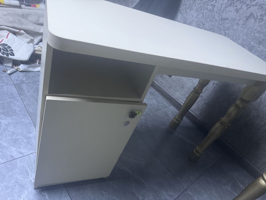 стол маникюрный , стулья , кресла на колесах, диспенсер для воды