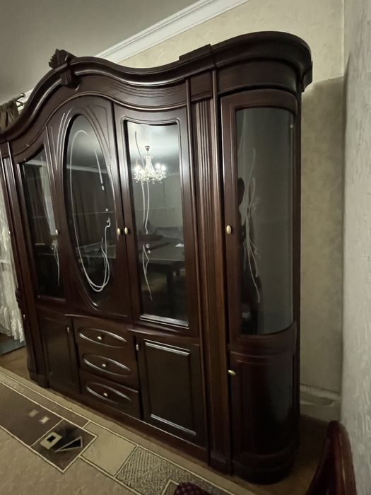 Шкаф витрина, сервант из твердого сорта дерева