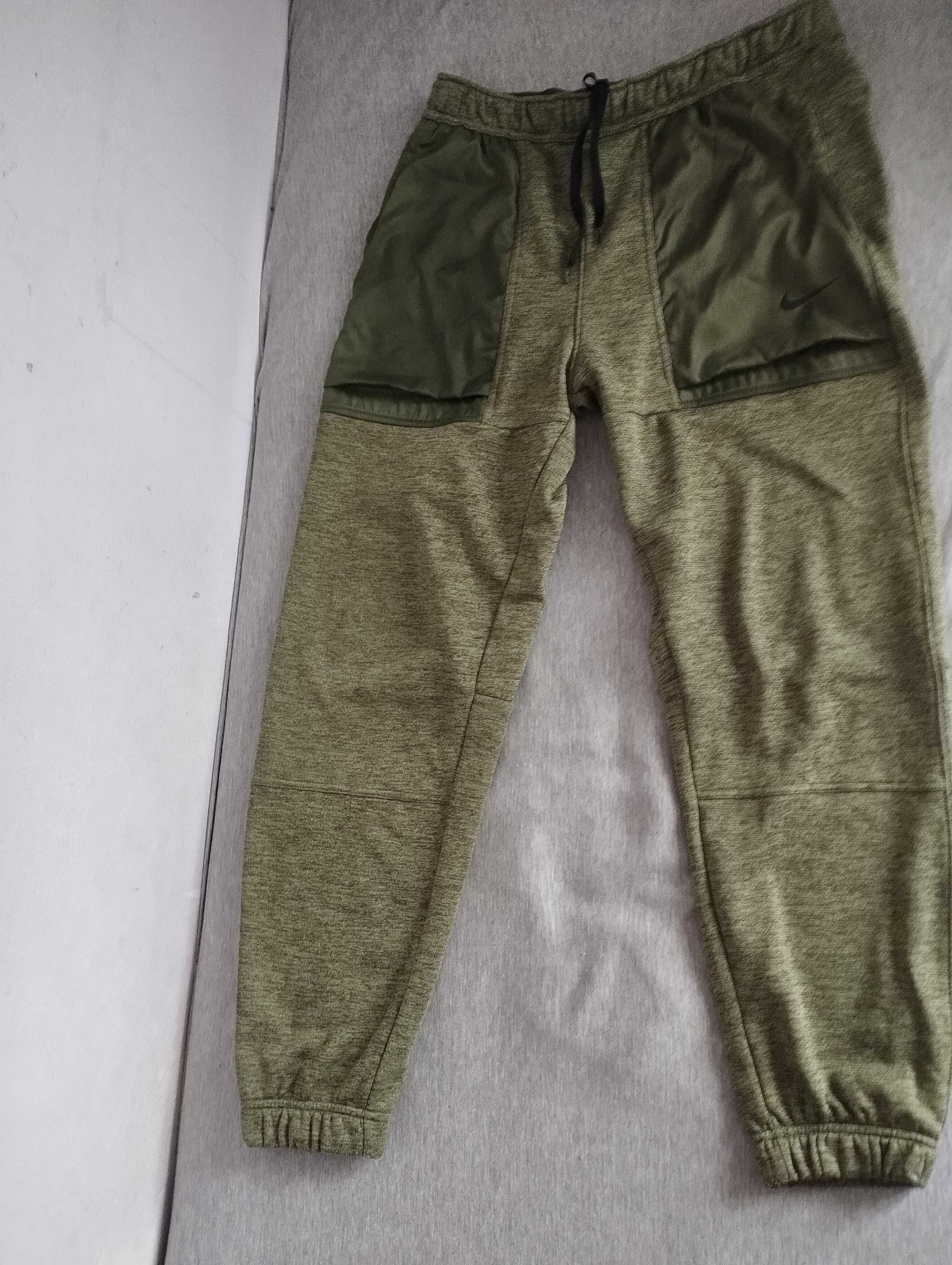 Уникално Мъжко долнище NIKE Therma Fit Tapered Fleece Jogger OLIVE