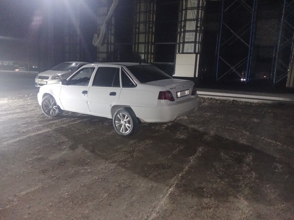 Nexia 2 holati juda yaxshi.