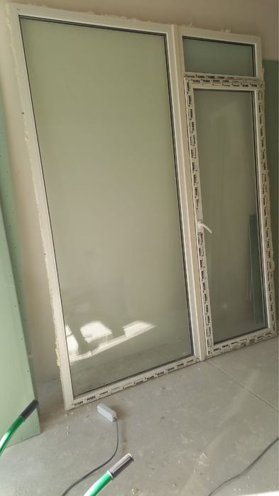 Пластиковая перегородка с дверью