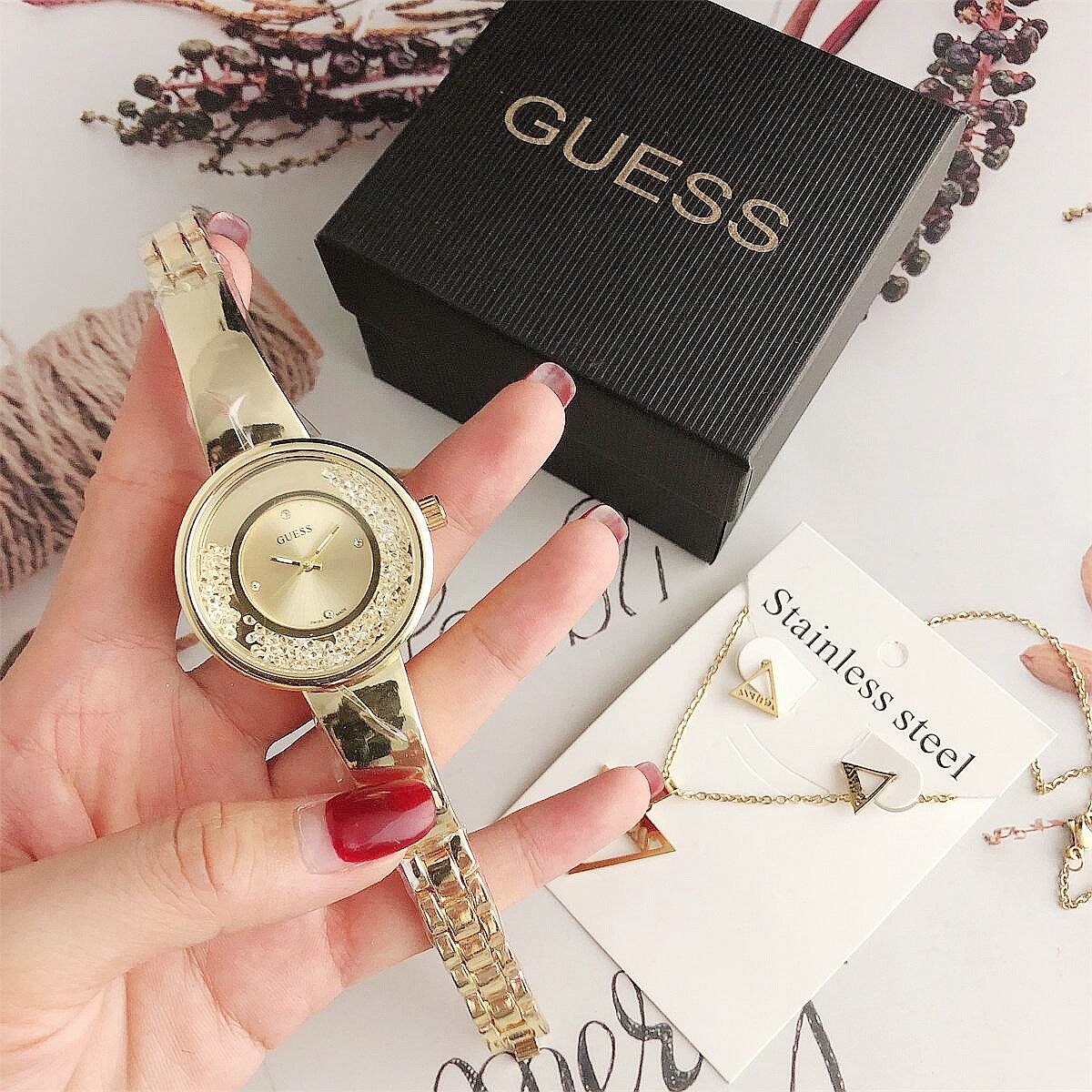 Дамски ръчен часовник Guess + ПОДАРЪК колие и обеци Guess