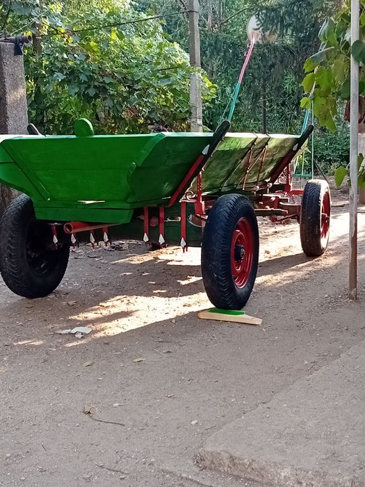 Vând căruță de lemn bine întreținută