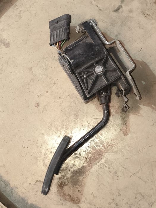 Газ.    педаль акселератора