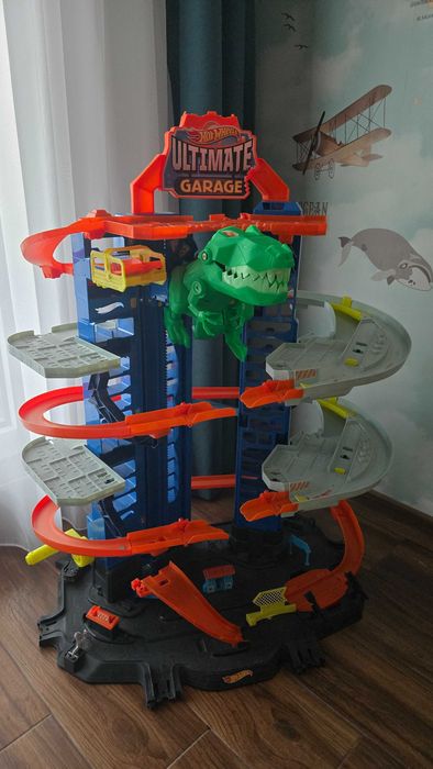 Hot wheels Ultimate Garage гараж с динозавър