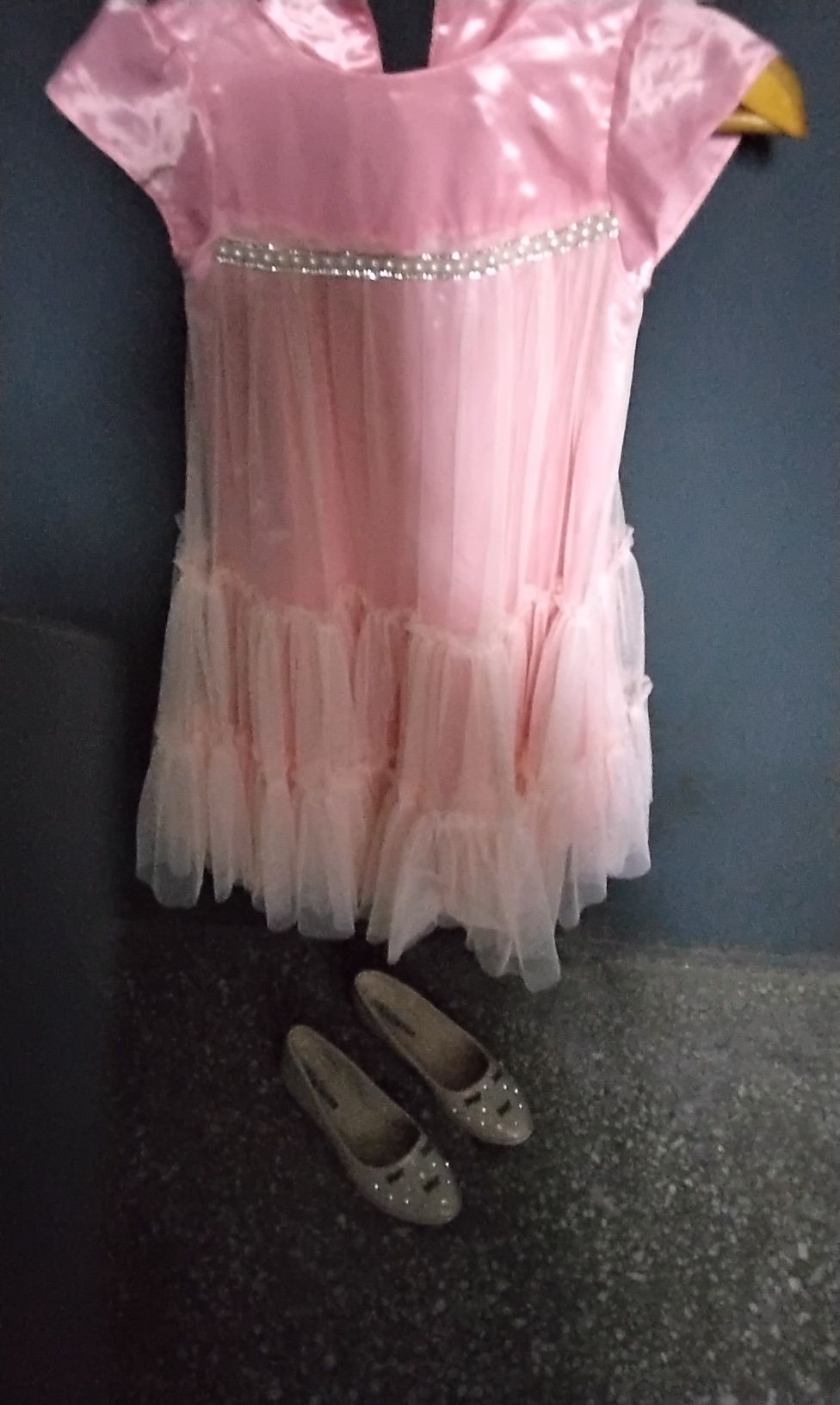Праздничное розове платье и к нему туфельки