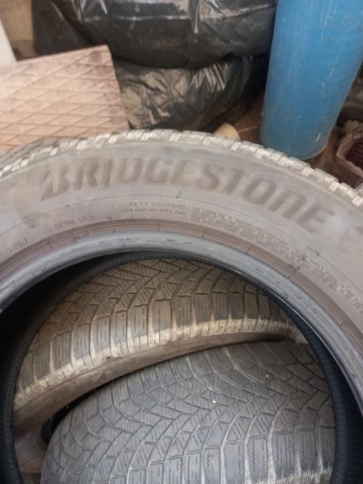 Vand 4 anvelope 215x65x17 pt. SUV cu 200 lei/buc Birdgestone de IARNA