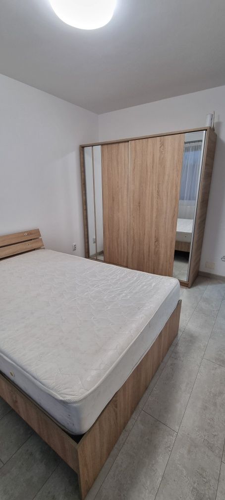 Dau în chirie apartament cu 2 camere