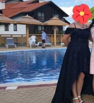 Официална рокля,обличана само за снимки.