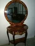 Eleganta consola cu oglinda in stilul francez Louis decorate cu elemen