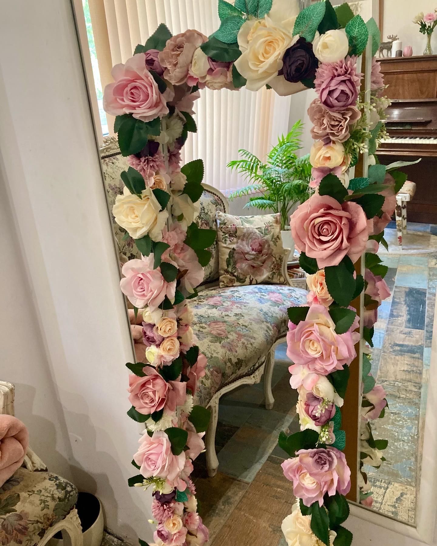 Огледало с изкуствени цветя и светлини и още декорации