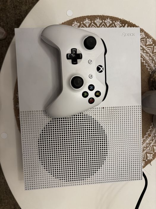 Vand xbox one s cu 1 controler