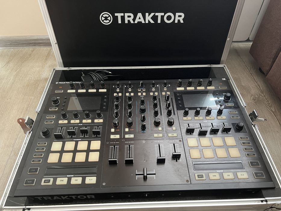 Traktor Kontrol S8 + кейс