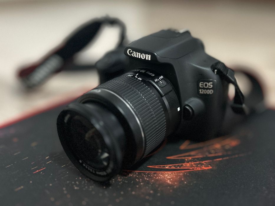 Canon 1200D + accesorii: (obiectiv 18-55mm si gentuta Hamma)
