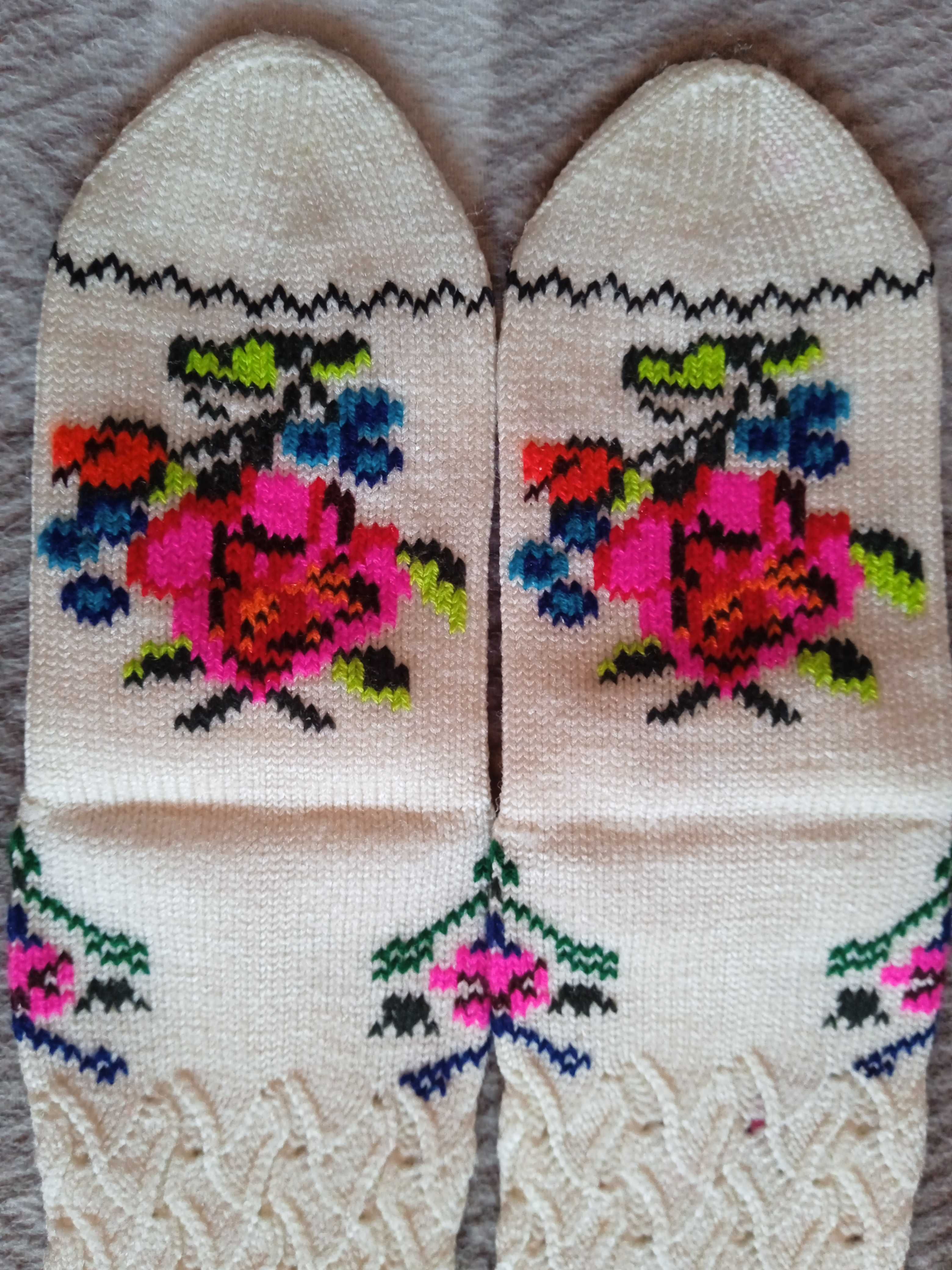 Плетени чорапи с красиви цветни мотиви