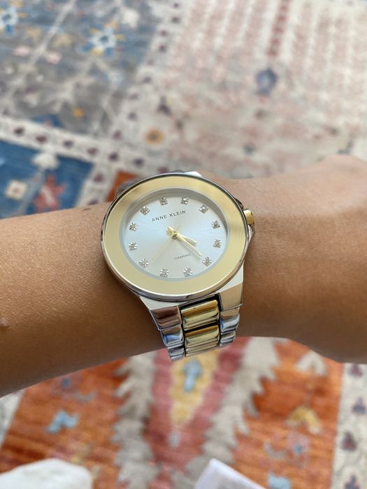 Часы от Anne Klein, часы рабочие в хорошем состояние, внутри брюлики.