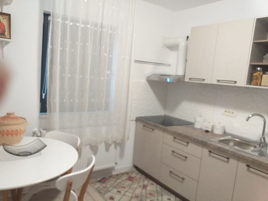 Închiriez etaj la casa