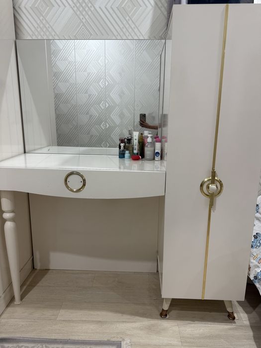 Продается туалетный столик и еще есть две тумбочки новый