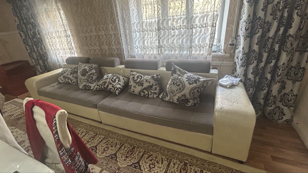 Диван 4 метра в среднем состоянии, можно для себя отреставрировать.