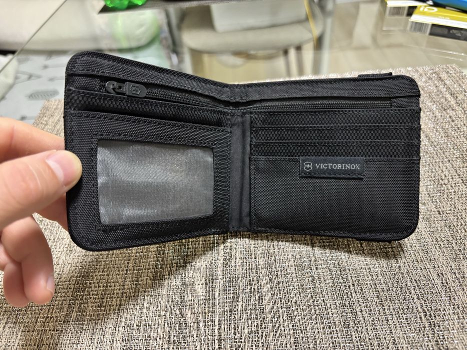 Мъжки портфейл Victorinox Bi-Fold RFID