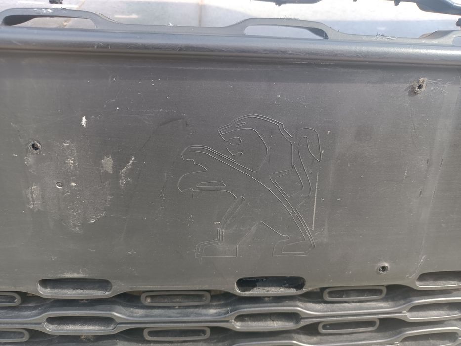 Предна решетка маска за Пежо 208 2014 година