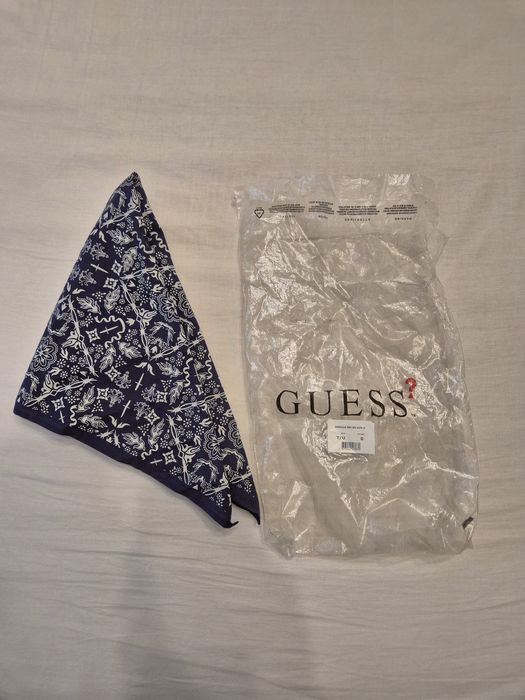 Vand esarfa/bandana bleumarin cu alb, marca Guess, noua