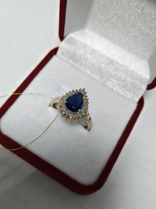 Золотое кольцо с бриллиантами и сапфиром