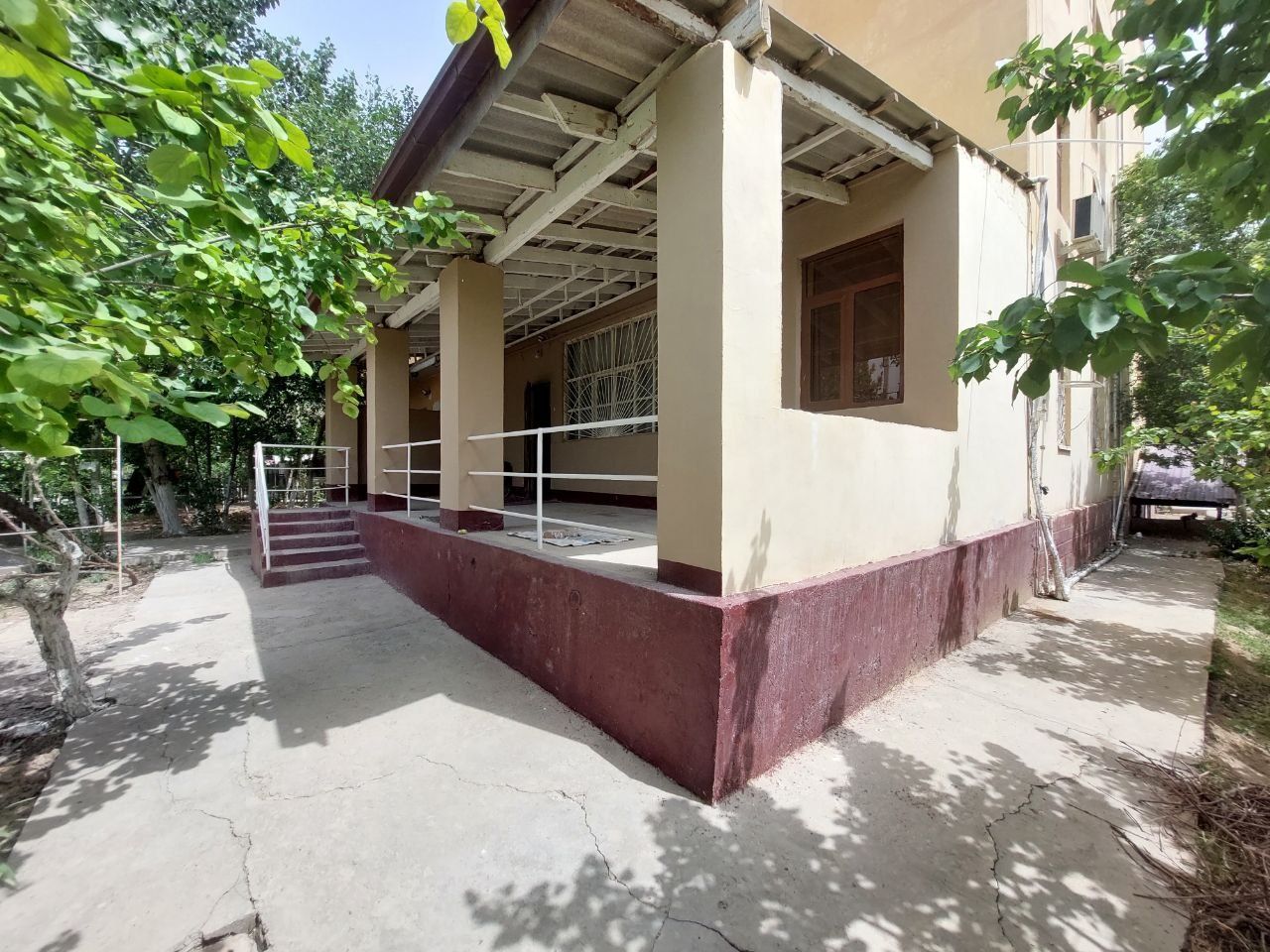 Qarshi shahrida 2 xonalik dom sotiladi 2/1/4