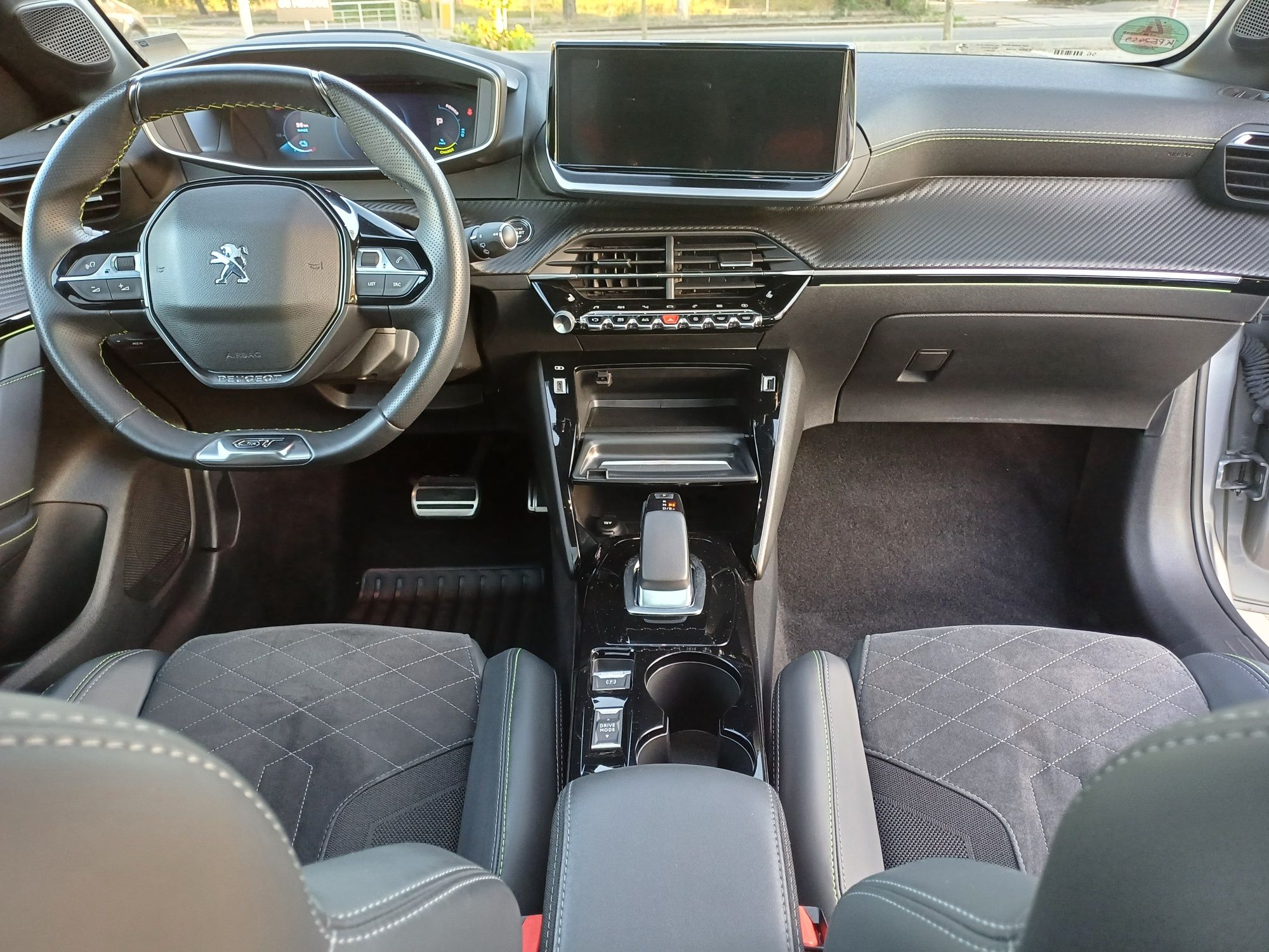 Peugeout e-208 GT