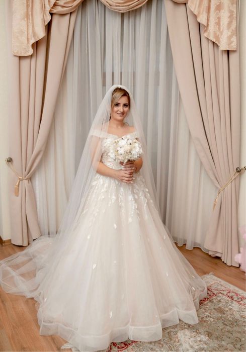 Vand rochie de mireasa model deosebit, S-M