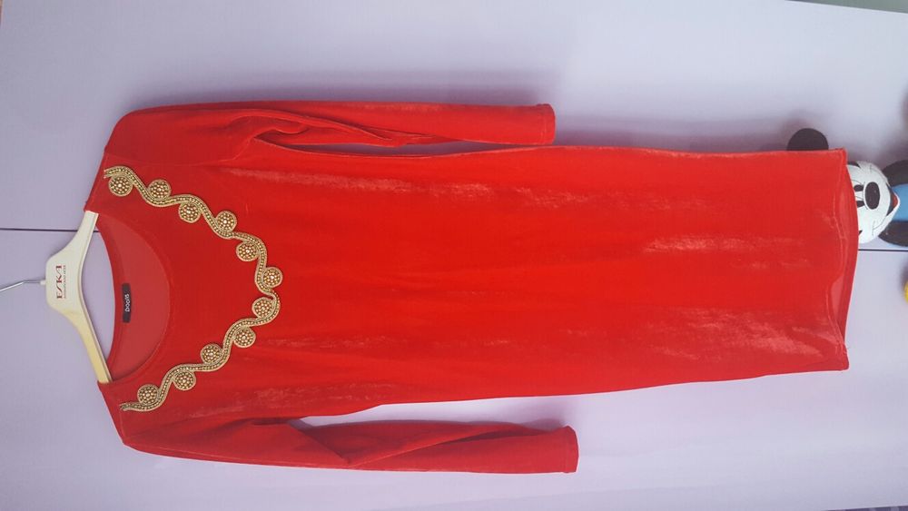 Vand rochie de culoare rosu