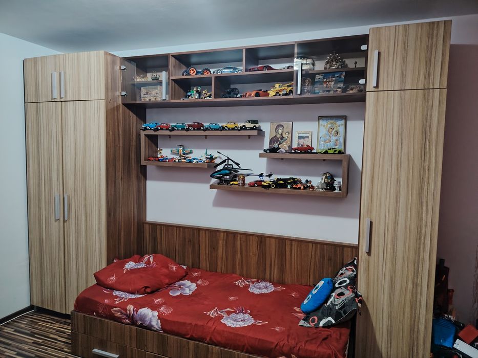Vând mobila făcută la comanda,cu pat de o persoană în stare perfecta