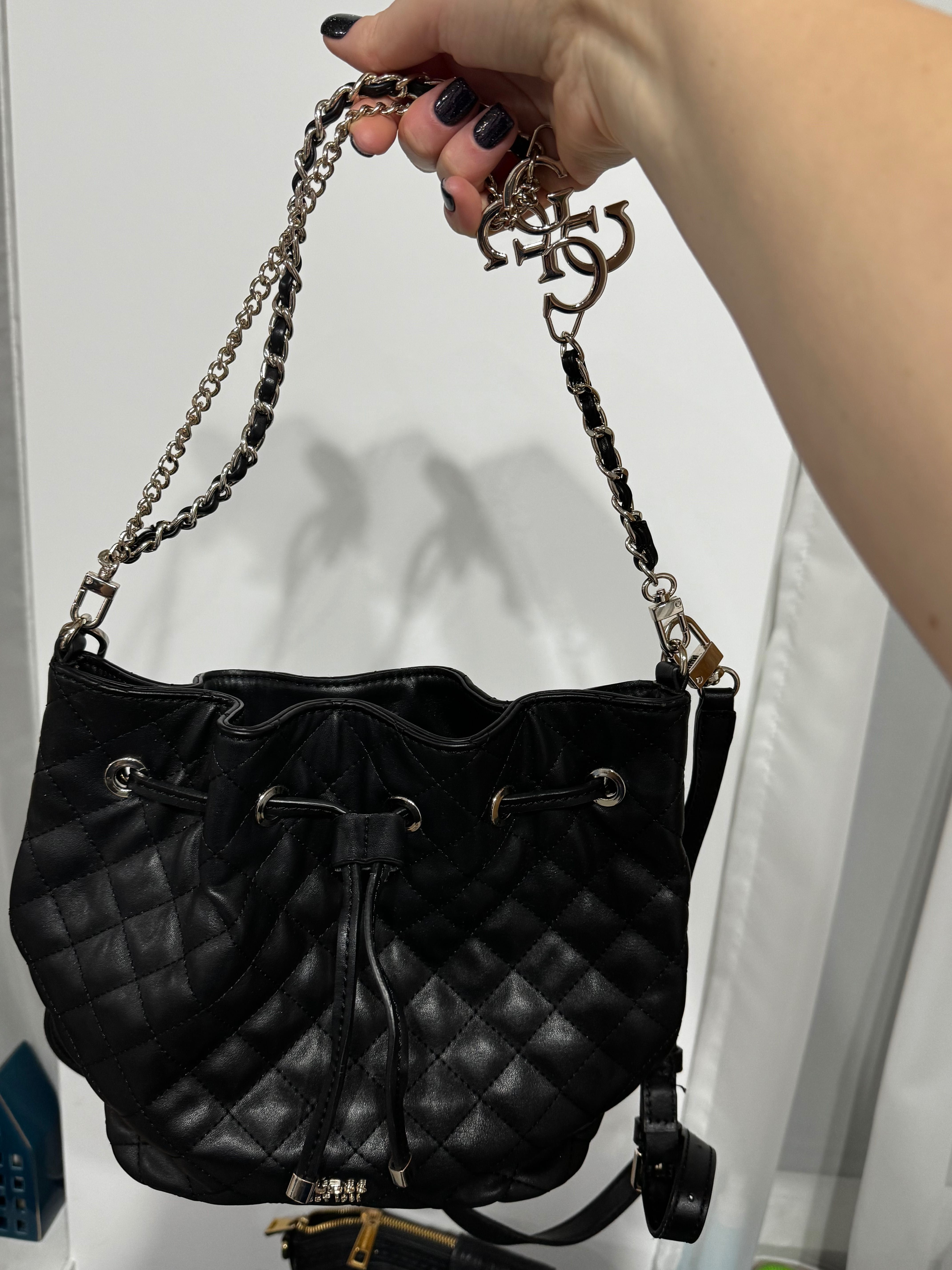 Дамски чанти Guess и др.