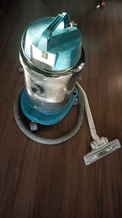 Продам строительный пылесос Makita
