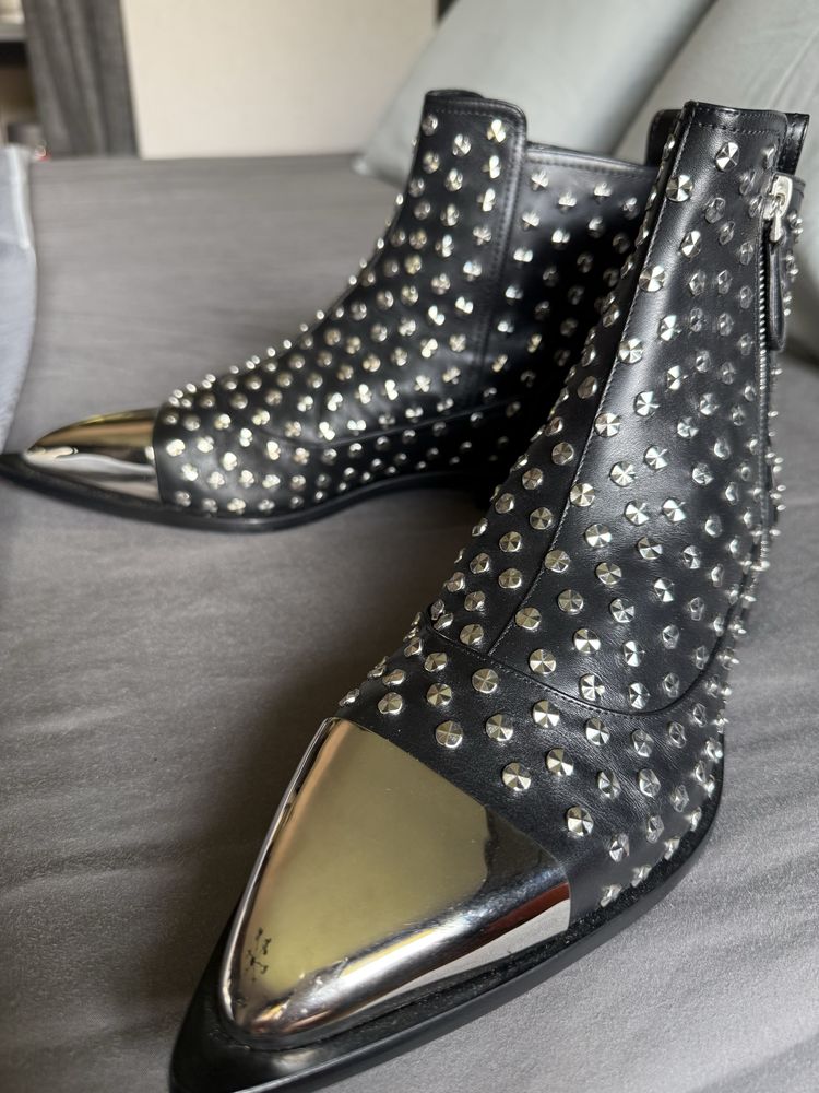 Alexander McQueen чисто нови боти